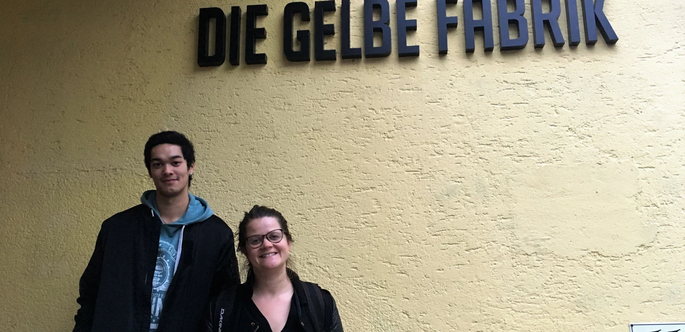 Sara Bonetti, die Betreiberin der «Gelben Fabrik», und unser Patenkind Christian Sara Bonetti, die Betreiberin der «Gelben Fabrik», und unser Patenkind Christian